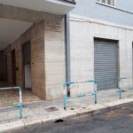 Bari, Carrassi — Locale commerciale angolare con tre vetrine su due strade. 50 mq, doppia visibilità, prezzo d’ingresso.