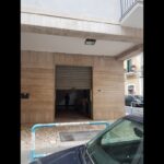 Bari, Carrassi — Locale commerciale angolare con tre vetrine su due strade. 50 mq, doppia visibilità, prezzo d’ingresso.
