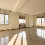 Bari, Lungomare — Sette vani signorili con salone triplo, tripla esposizione e balconi. 232 mq a due passi dal mare.