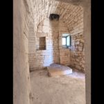 Alberobello — Agglomerato di trulli a sette coni con ipogeo, corte e 15.000 mq di uliveto. Un progetto che vale una vita.
